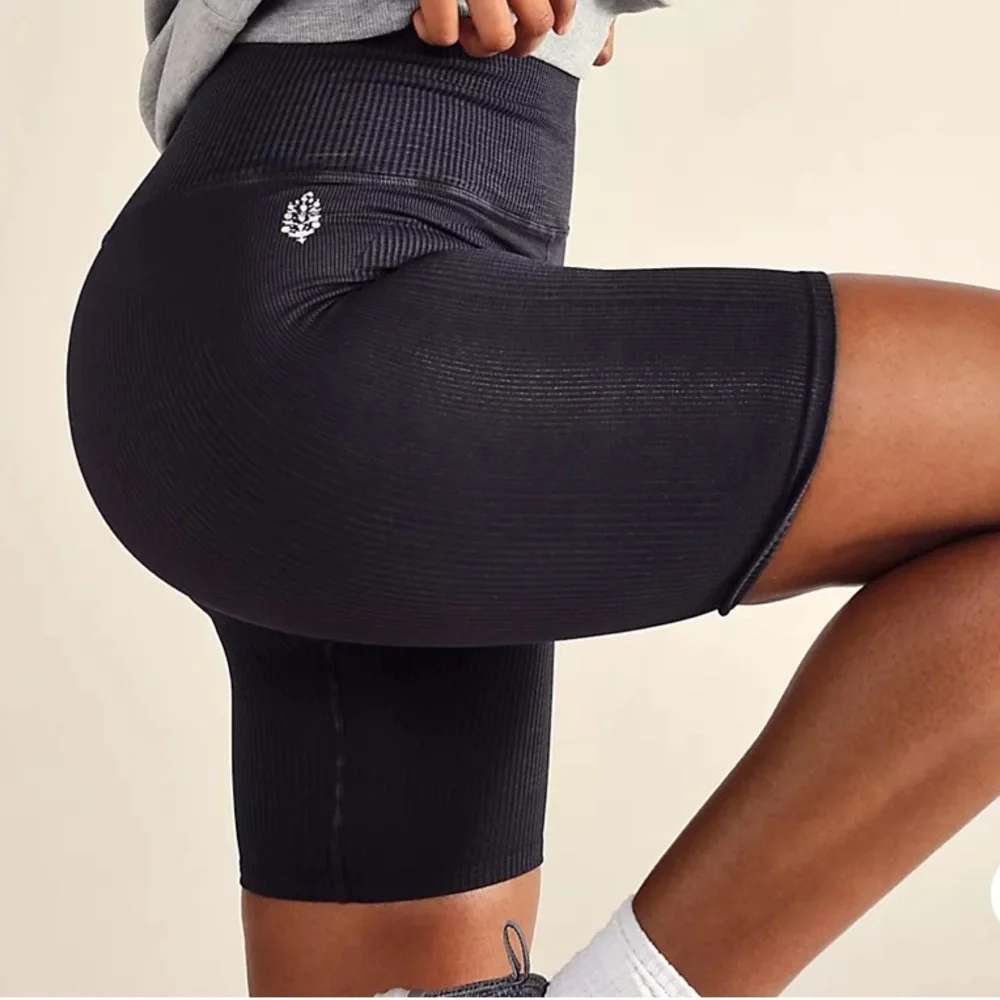 NEW RESTOCK 🌺free people Ultra High-Rise 7/8 Happiness Runs bike short - Picture 7 of 12